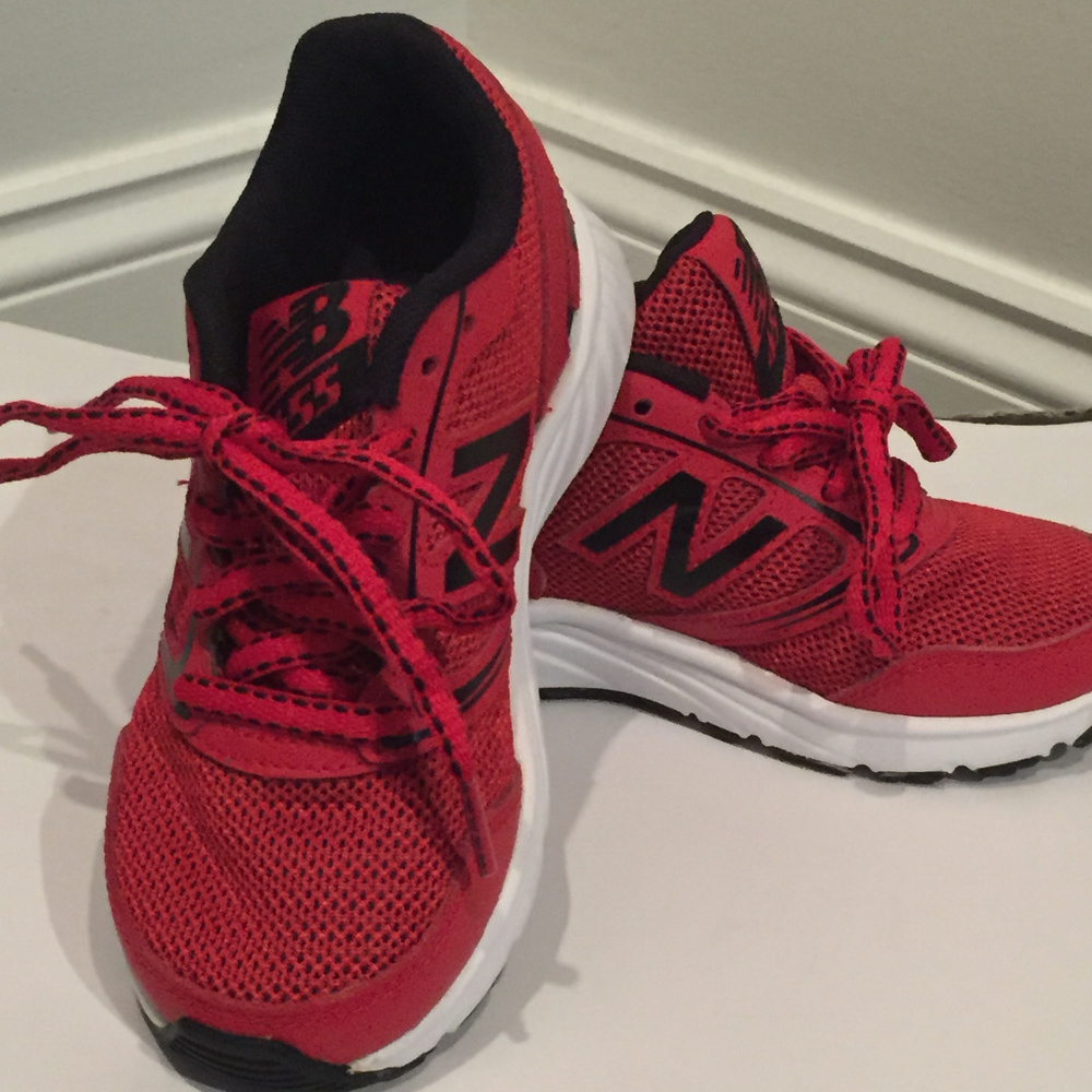 NWT New Balance Kids Athletic Shoes Size 10.5